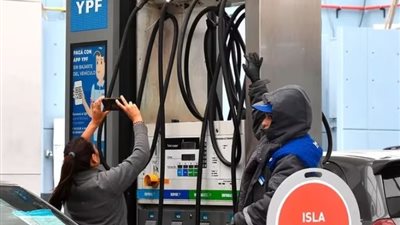 على غرار مصر، الأرجنتين تعلن رفع أسعار البنزين في هذا الموعد