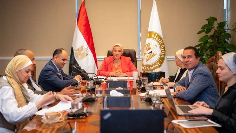 وزيرة البيئة خلال الاجتماع