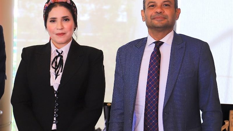 أحمد الشيخ رئيس البورصة ومحررة الجمهور
