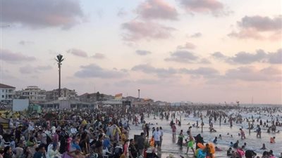 إنقاذ 77 حالة من الغرق وتسليم 115 طفلا تائها إلى ذويهم بشواطئ رأس البر