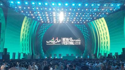 «مهرجان العلمين»، التجهيزات الأخيرة لحفل تامر حسني (صور)