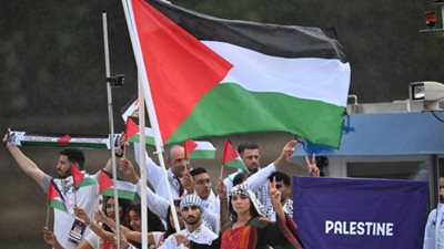 بالوشاح وعلامة النصر، بعثة فلسطين تزين حفل افتتاح أولمبياد باريس (فيديو)