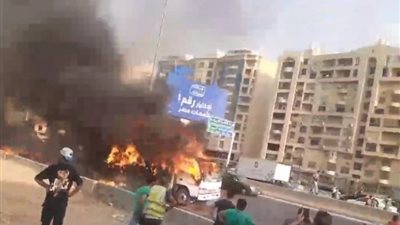 حريق يلتهم سيارة نقل «قطن» أعلى دائري المعادي ( صور )
