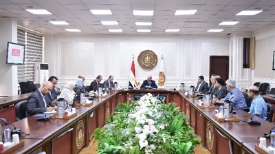وزير العمل يلتقي أصحاب محلات الموسكى لبحث تداعيات حريق العتبة