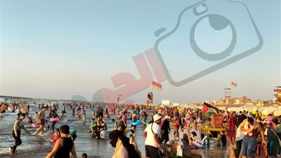 إقبال كثيف على شواطئ رأس البر باليوم الثاني من تحذيرات الأرصاد