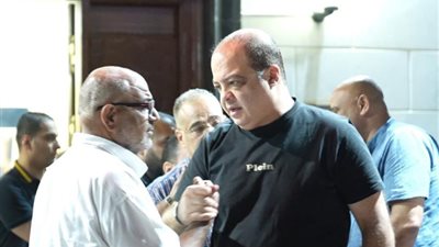 شريف باهر الحاضر الوحيد من أهل الفن في عزاء محمد نصر