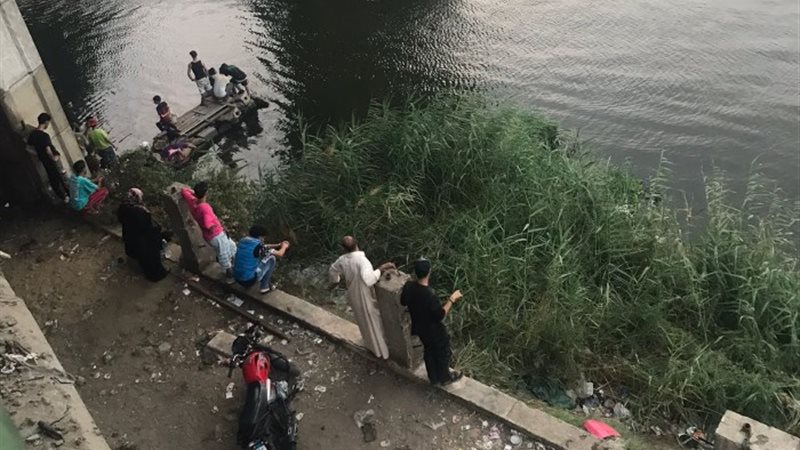 القاء شاب في مياه النيل