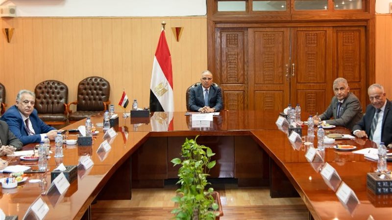 خلال الاجتماع