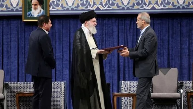 المرشد الأعلى علي خامنئي ينصب مسعود بزشكيان رئيساً لإيران