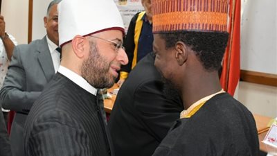 وزير الأوقاف يحضر مناقشة رسالة ماجستير لباحث نيجيري في أصول الفقه (صور)