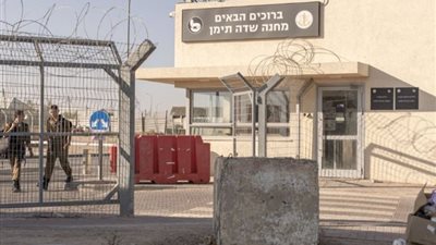 جيش الاحتلال يواجه مدنيين إسرائيليين يحاولون اقتحام قاعدة سديه تيمان