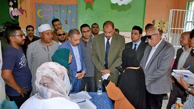 محافظ سوهاج يتفقد مشروعات حياة كريمة (صور)