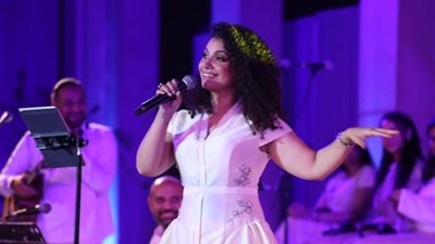 نسمة محجوب تبهر جمهورها بأغانٍ عربية وغربية بمهرجان الأوبرا الصيفي