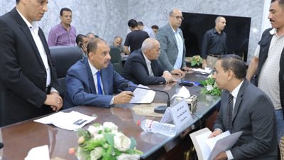 محافظ سوهاج يبحث شكاوى وطلبات 220 مواطنا من مراكز المحافظة (صور)