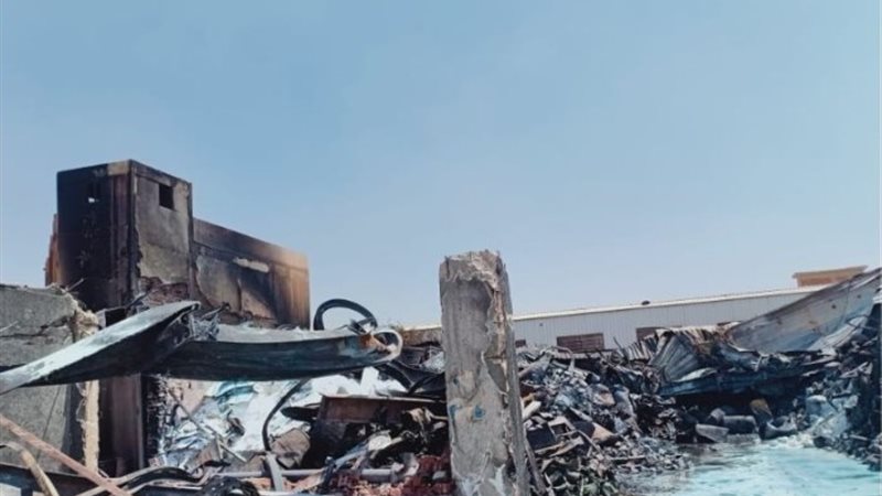 جانب من أثار حريق مصنع رويال للدهانات والصناعات الكيماوية ب