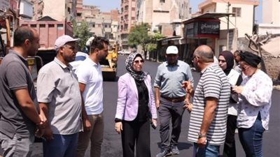بطول 310 أمتار، تنفيذ أعمال الرصف بالأسفلت بشارع الحدادين في دمياط