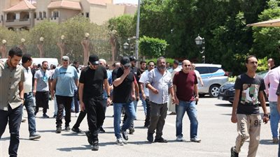 «الصحاب وقت الشدة»، إدوارد لم يفارق جثمان تامر فتحي في جنازته (صور وفيديو)
