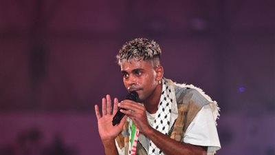 بحضور جماهيري كبير، عفرتو يتألق بمهرجان صيف بنغازي بالكوفية الفلسطينية