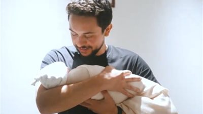 ولي العهد الأردني يرزق بمولوده الأول، والملك عبدالله: نورتي عيلتنا جدو