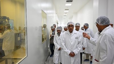 رئيس الوزراء يتفقد مصنع «المصرية الأوروبية لصناعة الدواء» بالإسكندرية