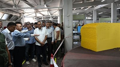 رئيس الوزراء يتفقد مجمع «مرغم» لصناعة البلاستيك والإسفنج بالإسكندرية