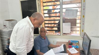 وزير الكهرباء يقف في الطابور للتقديم على عداد جديد بمدينة 6 أكتوبر