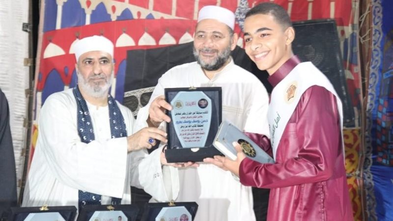بعض المكرمين من حفل أسرة أهل القراءن