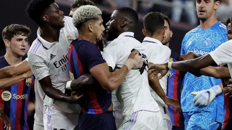 لاعبو ريال مدريد وبرشلونة