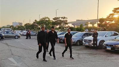 أحمد العوضي أول الحاضرين في عزاء المنتجين الأربعة (صور)
