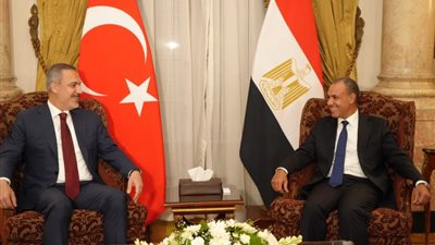 وزير الخارجية يناقش مع نظيره التركي تعزيز العلاقات بين البلدين