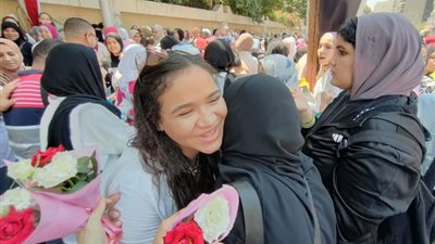 توديع الأهالي امتحانات أبنائهم بالورود واستقبال النتائج بالأحضان والزغاريد