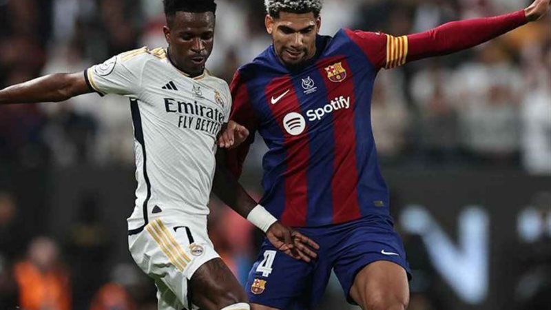 لاعبي برشلونة والريال