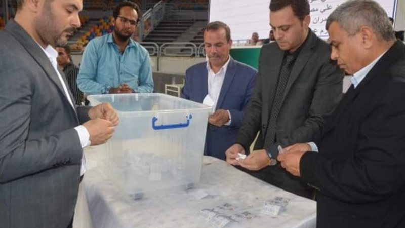 جانب من إجراء القرعة العلنية على قطع الأراضي