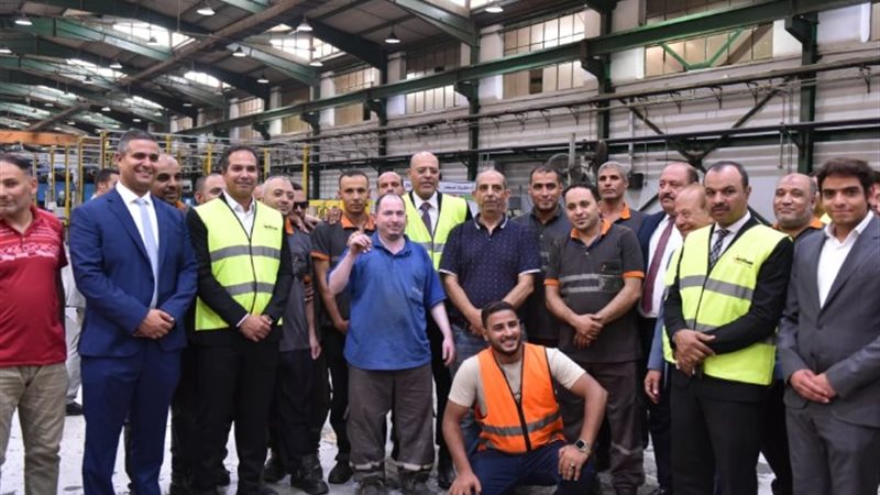 وزير العمل داخل مصنع «الأمُراء لإنتاج السيراميك»