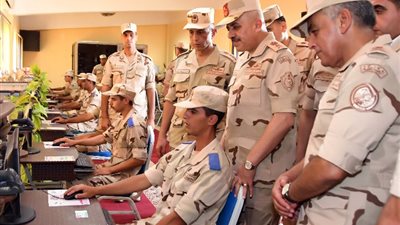 الفريق أحمد خليفة يتفقد إحدى وحدات التدريب الأساسي لإعداد وتأهيل المجندين