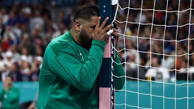انهيار محمد علي بعد خسارة منتخب اليد أمام إسبانيا في أولمبياد باريس (صور)