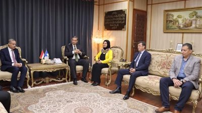 محافظ دمياط يدشن فعالية توزيع حوافز سندات الكربون على المزارعين