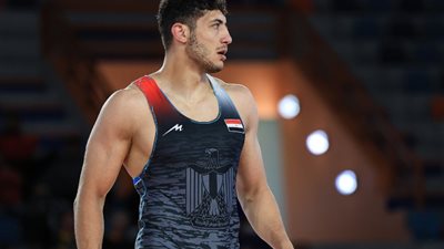 محمد علي جبر يقهر بطل بيلاروسيا ويتأهل لنصف نهائي المصارعة بالأولمبياد