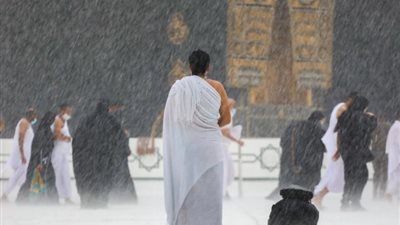 مشهد يأسر القلوب، سقوط أمطار وحبات برد على الكعبة في ليلة الجمعة (فيديو)