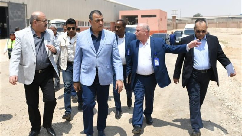 وزير الدولة للإنتاج الحربي خلال الجولة