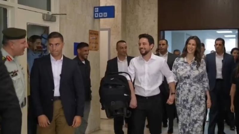 الأميرة رجوة أثناء خروجها من مدينة الحسين الطبية