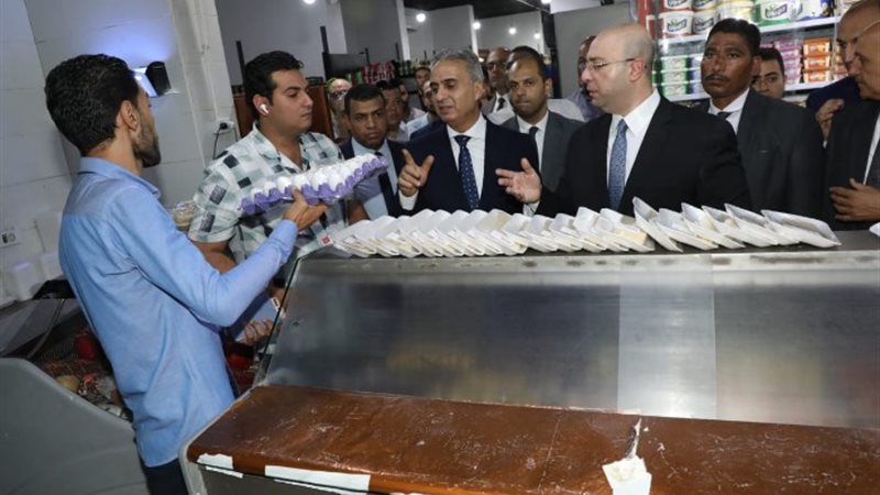 محافظ بني سويف ورئيس حماية المستهلك