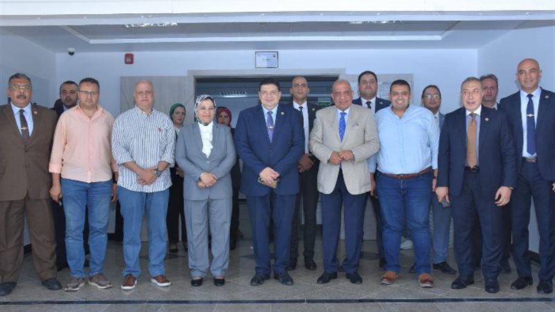 جانب من الزيارة لوزير الكهرباء