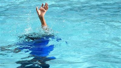 لحظة غرق الملاكم حمزة تامر داخل حمام السباحة وبكاء والده على الهواء (فيديو)