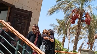 انهيار زوجة صلاح حسني في مراسم تشييع جنازته