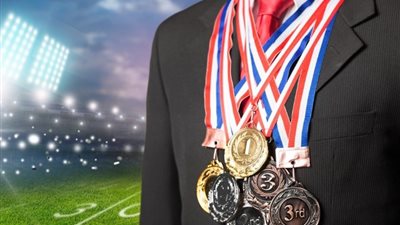 بعد واقعة زو ياكين، السر وراء عض لاعبي الأولمبياد ميداليتهم عقب الفوز