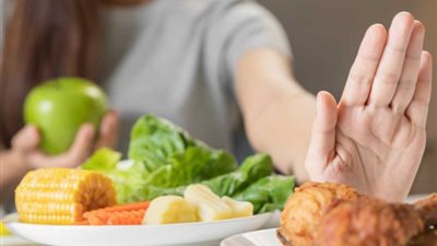 منها السمك والبيض والفراخ، أطعمة تنقل بكتيريا السالمونيلا خلال الصيف