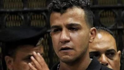 دموع ومصحف وكمامة، شاهد عصام صاصا ينهار أثناء النطق بحكم حبسه 6 أشهر