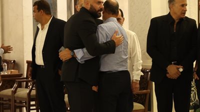 أحمد صلاح حسني يصل مسجد الشرطة لاستقبال عزاء والده (صور)