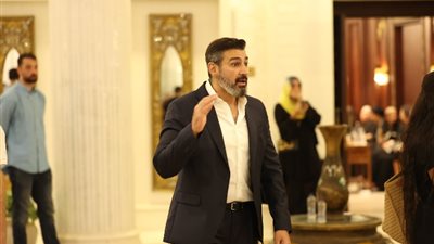 الحزن يسيطر على ياسر جلال في عزاء والد الفنان أحمد صلاح حسني (صور)